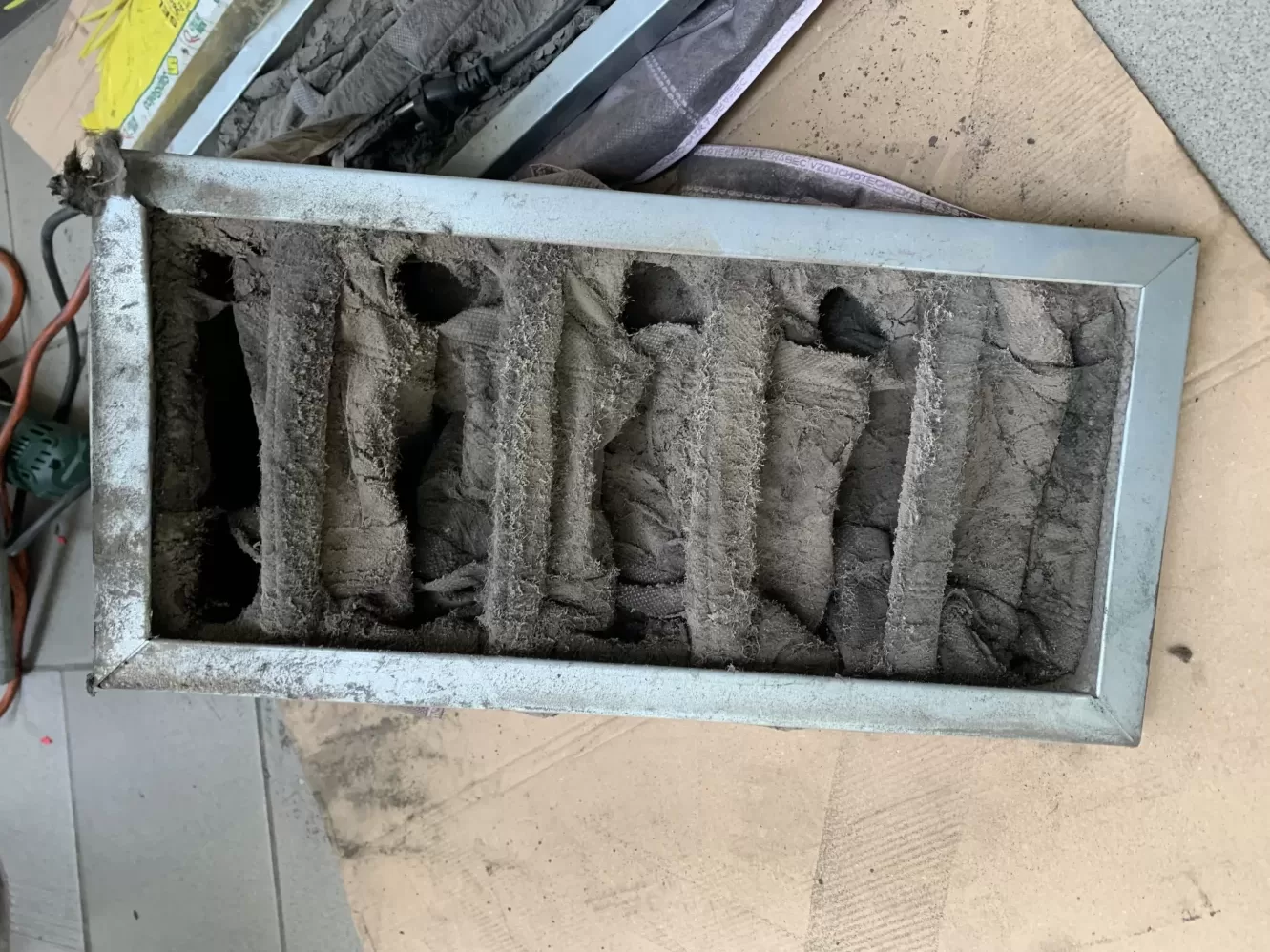 prachovy filtr z rekuperacni jednotky znecisteny